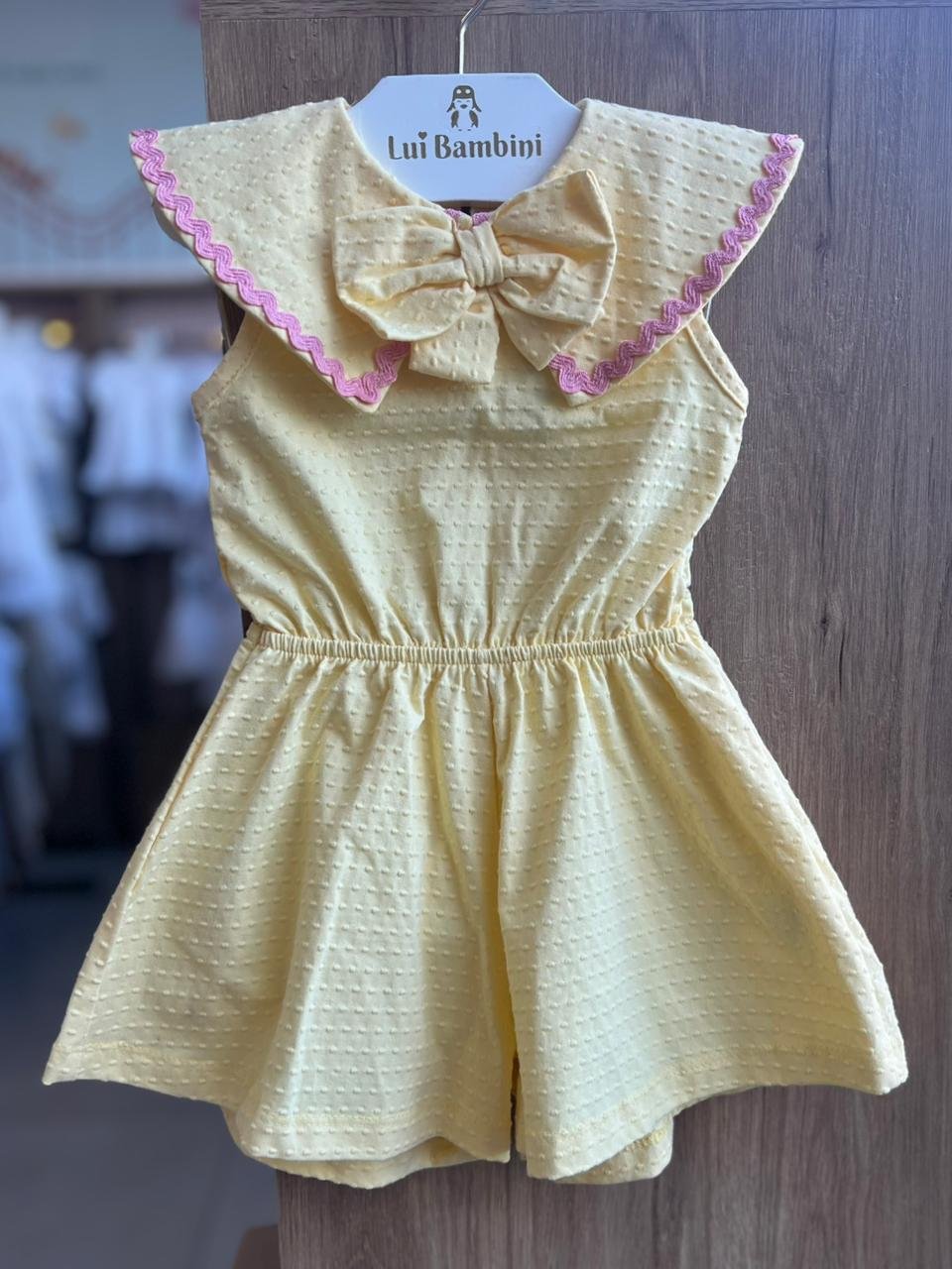 MACACÃO REGATA GOLA BORBOLETA LAÇO PIPOQUINHA RENDA MENINA FAKINI - AMARELO