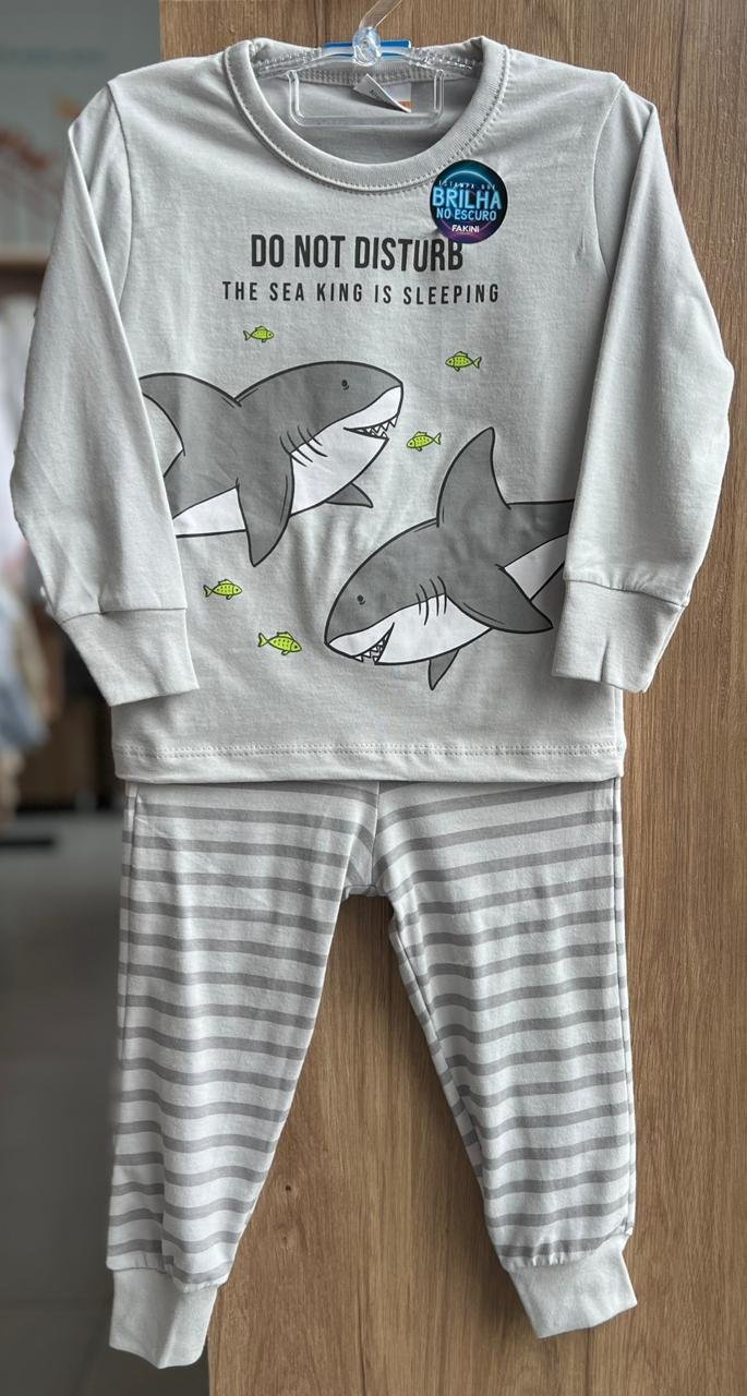 CONJUNTO PIJAMA CAMISETA MANGA LONGA TUBARÕES DO NOT DISTURB E CALÇA MENINO FAKINI - CINZA