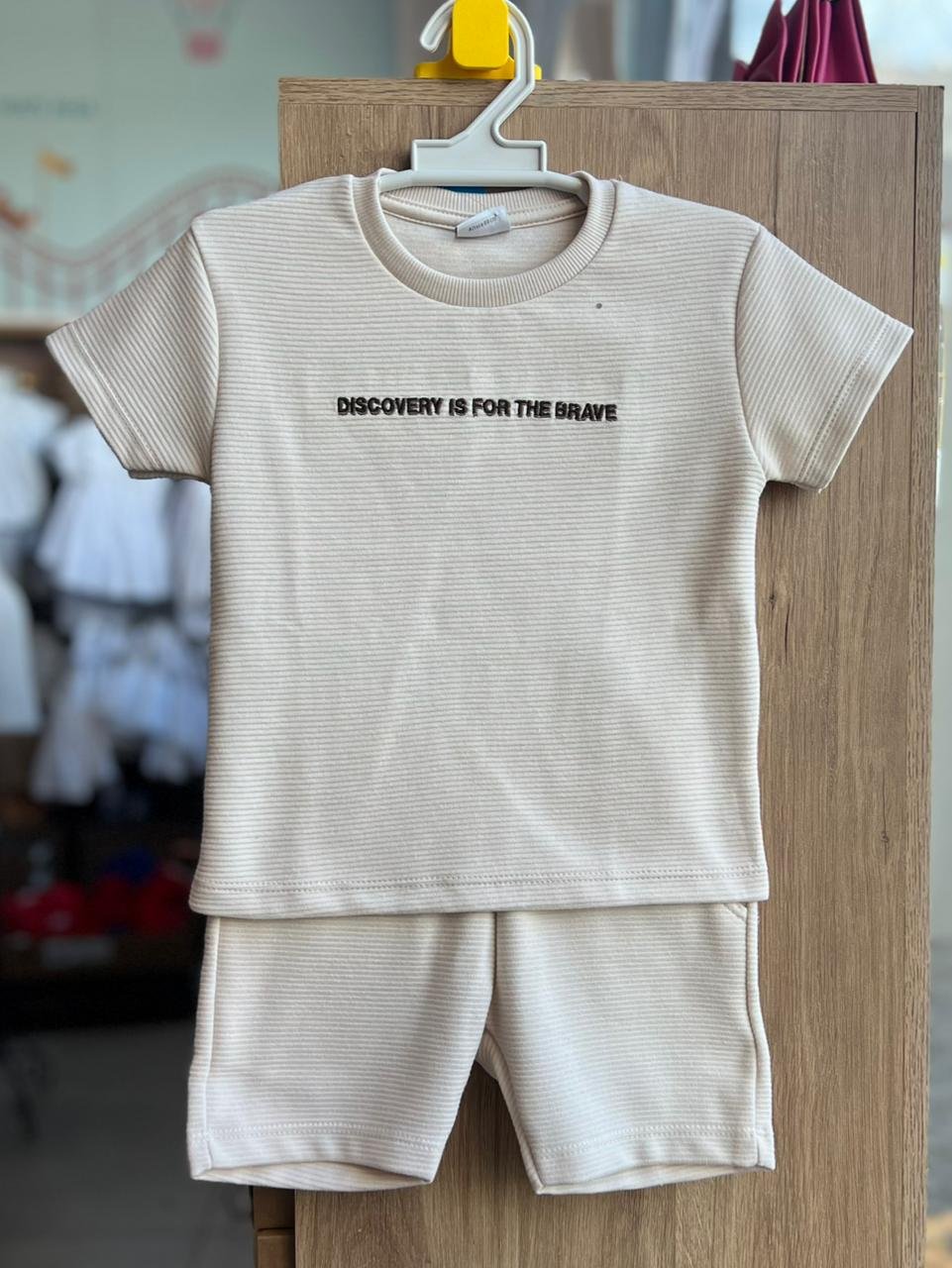 CONJUNTO CAMISETA MANGA CURTA DISCOVERY CANELADO E BERMUDA MENINO FAKINI - BEGE