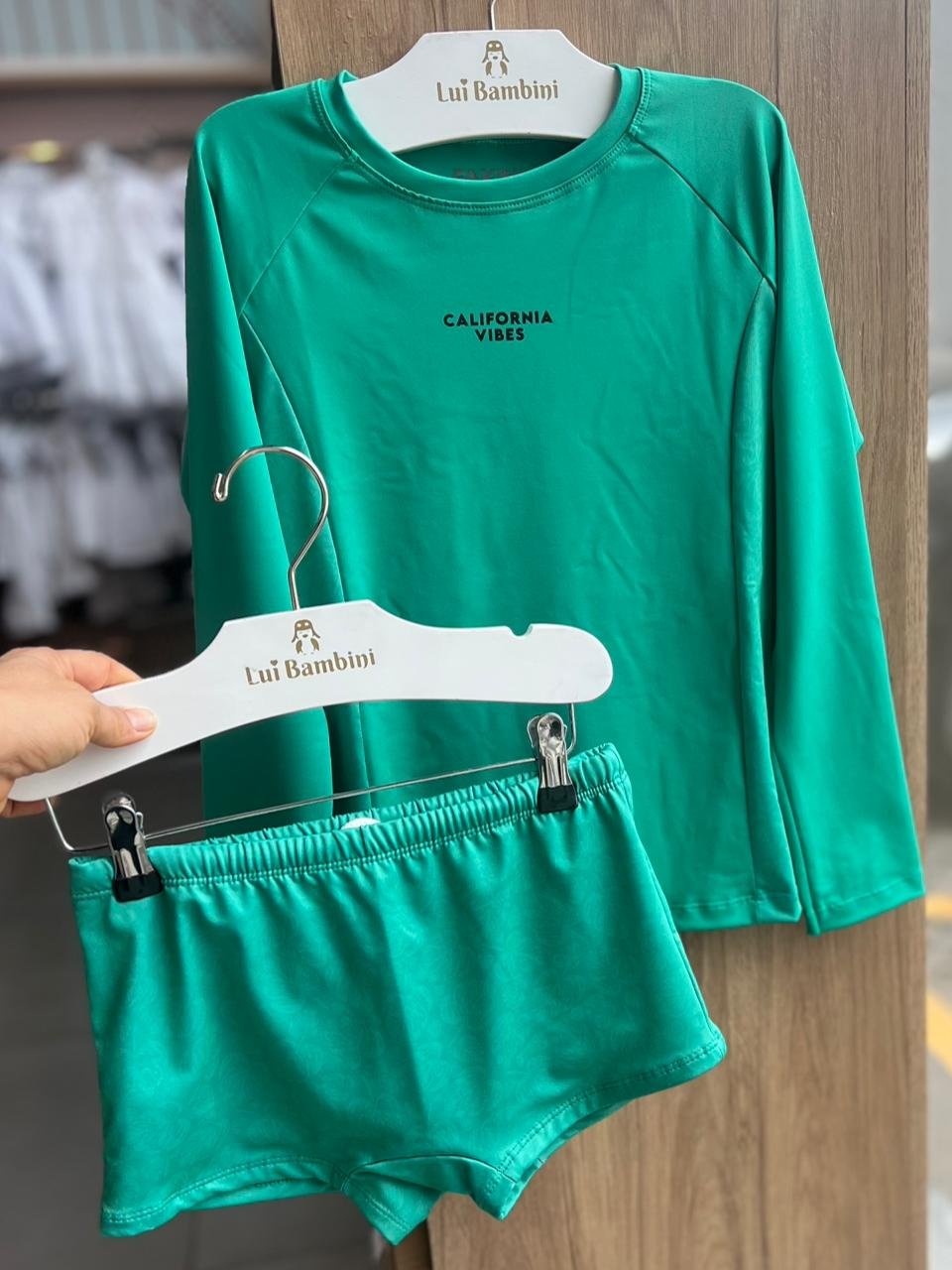 CONJUNTO CAMISA MANGA LONGA PROTEÇÃO UV50+ CALIFORNIA VIBE E SUNGA MENINO FAKINI - VERDE