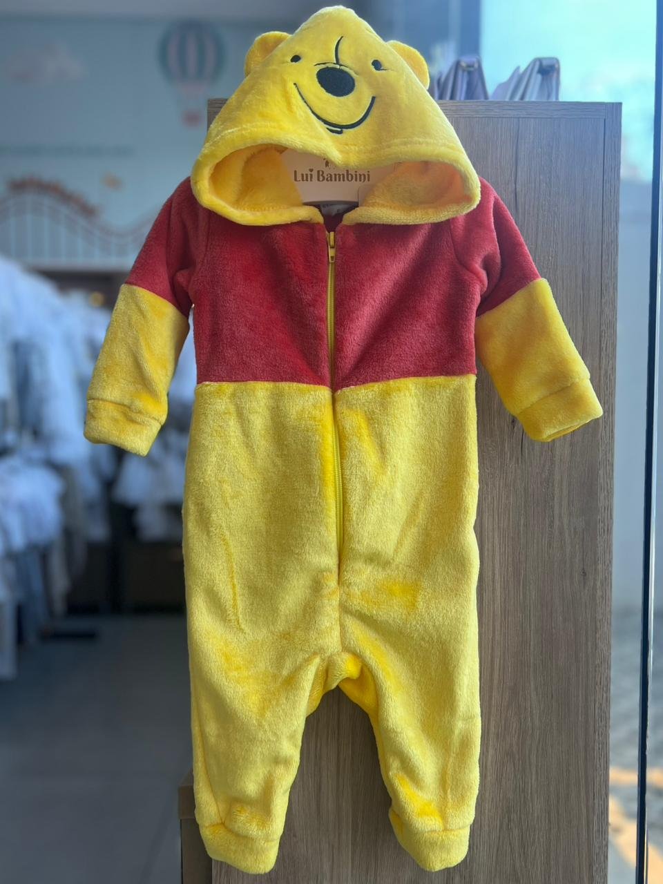 MACACÃO KIGURUMI MANGA LONGA URSINO POOH PELINHOS CAPUZ MENINO FAKINI - AMARELO/VERMELHO