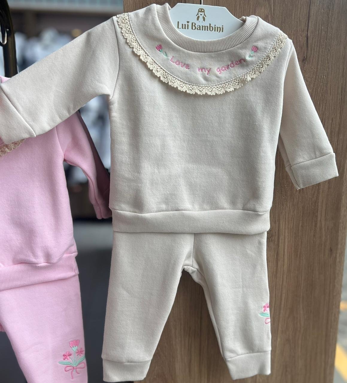 CONJUNTO BLUSÃO MANGA LONGA GOLA BABADO BORDADO LOVE MY GARDEN RENDA E CALÇA MENINA FAKINI - BEGE
