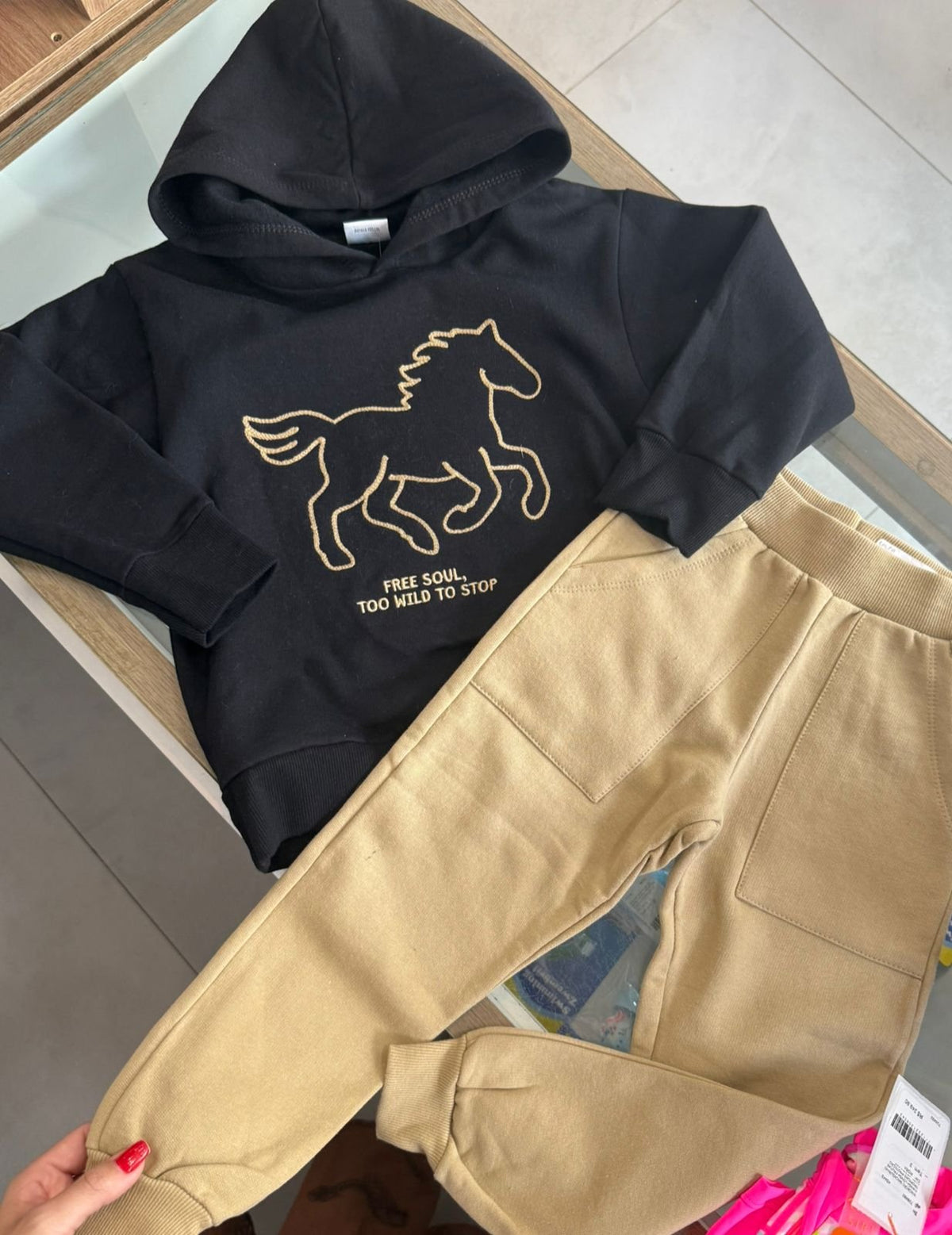 CONJUNTO BLUSÃO MANGA LONGA CAVALO BORDADO CAPUZ E CALÇA MENINO FAKINI - PRETO/CARAMELO