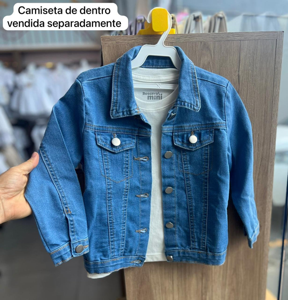 JAQUETA JEANS MANGA LONGA BOTÕES E BOLSO DECORATIVO MENINO FAKINI - JEANS