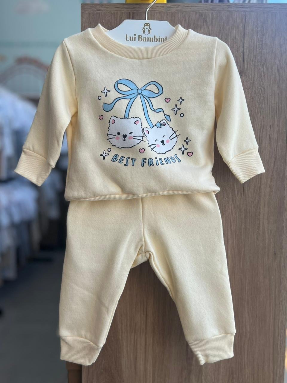 CONJUNTO BLUSÃO MANGA LONGA LAÇO GATINHAS BEST FRIENDS E CALÇA MENINA FAKINI - AMARELO
