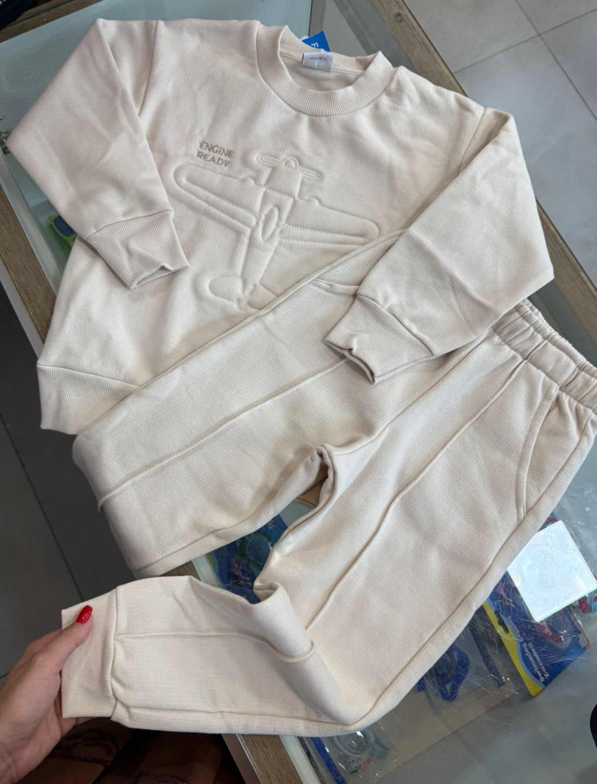 CONJUNTO BLUSÃO MANGA LONGA RELEVO AVIÃO E CALÇA MENINO FAKINI - BEGE