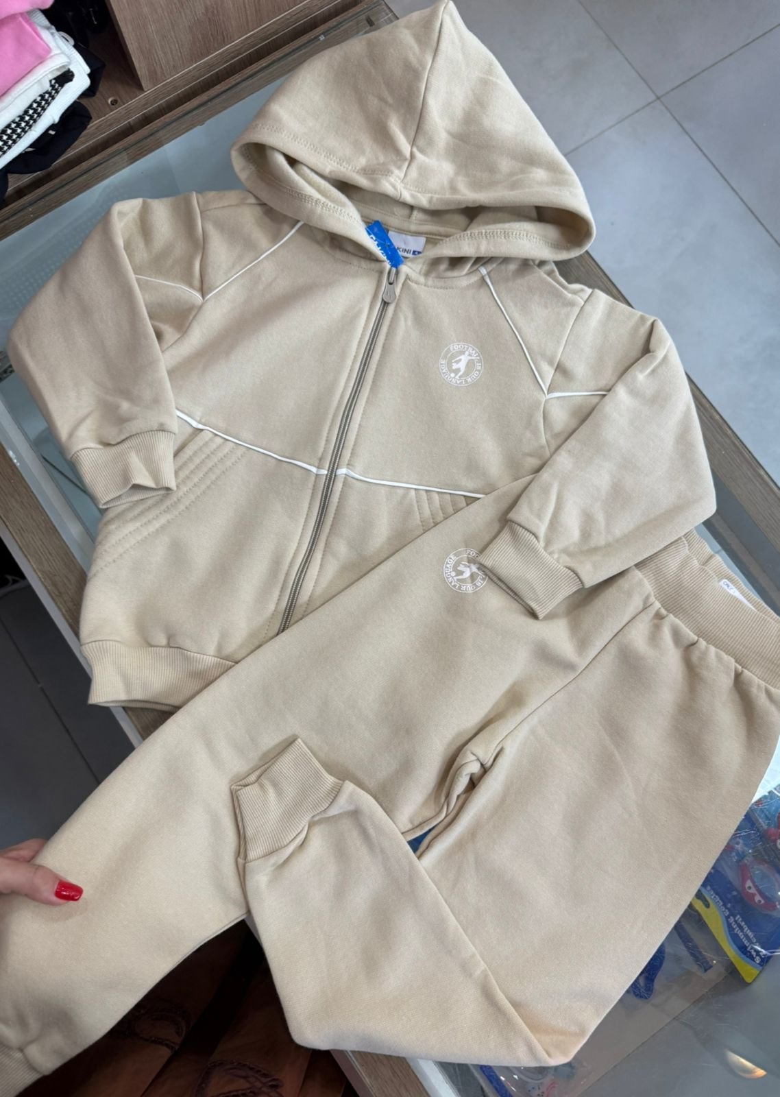 CONJUNTO JAQUETA MANGA LONGA ZÍPER CAPUZ MINIMALISTA BOLSO E CALÇA MENINO FAKINI - BEGE