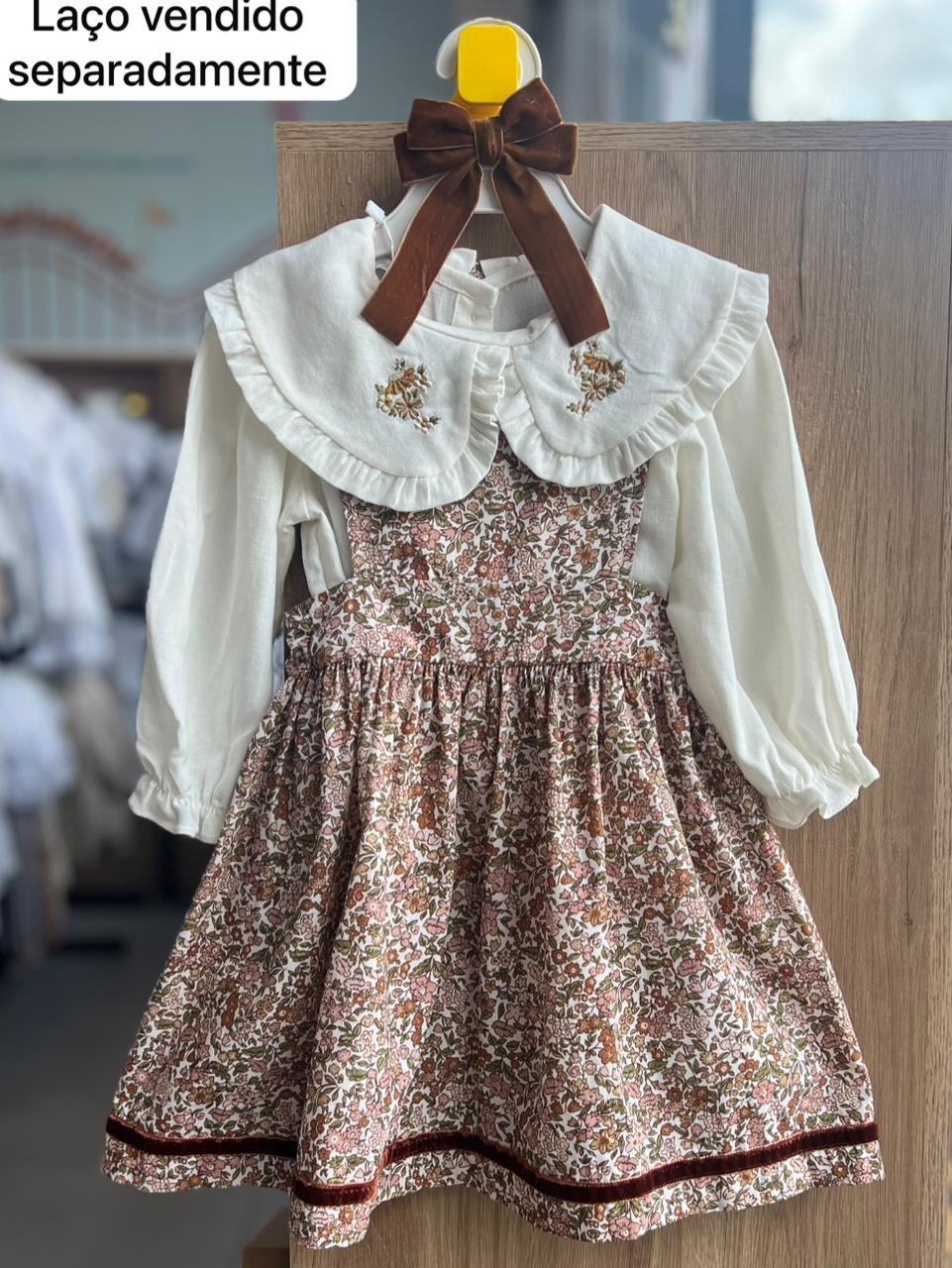 CONJUNTO SALOPETE ALÇA FLORES E CAMISA MANGA LONGA GOLA BORBOLETA JARDIM BORDADO MENINA BARBARA KIDS - OFF/MARROM