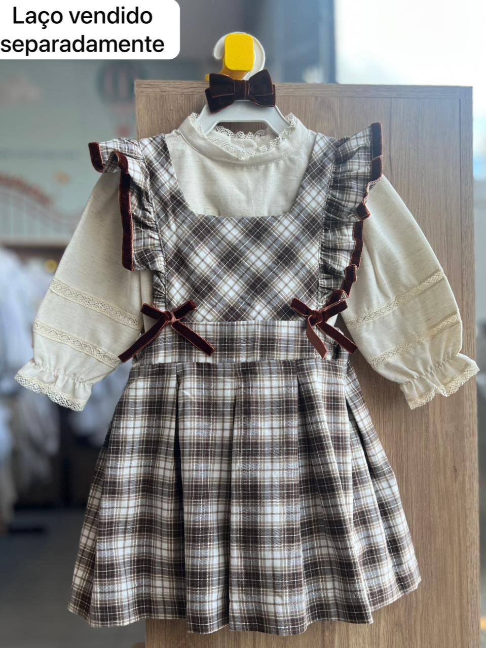 CONJUNTO SALOPETE ALÇA BABADO XADREZ LAÇO DUPLO E CAMISA MANGA LONGA RENDA LINHO MENINA BARBARA KIDS - AREIA/MARROM