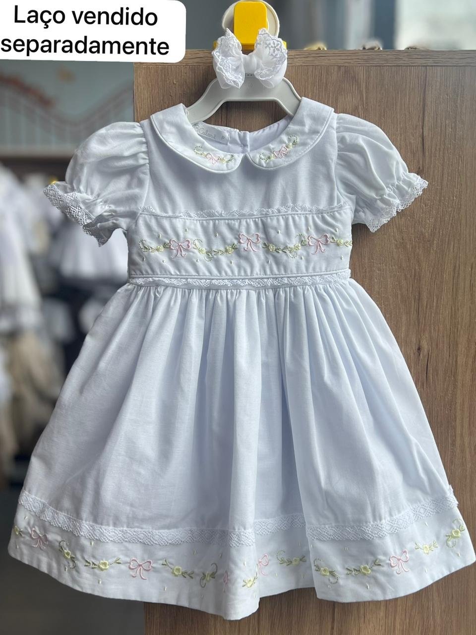 VESTIDO MANGA CURTA BORDADO PÉROLAS LAÇO BABADO RENDA JARDIM BATIZADO MENINA BARBARA KIDS - BRANCO