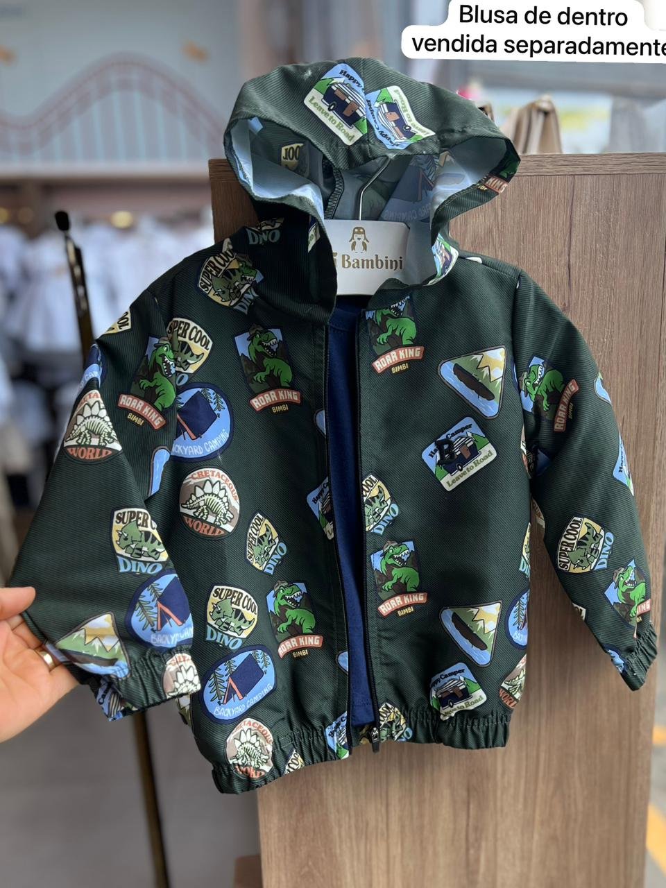 JAQUETA MANGA LONGA CORTA VENTO AVENTURAS DINO DINOSSAURO ZÍPER PATCHS CAMPING MENINO BIMBI - VERDE