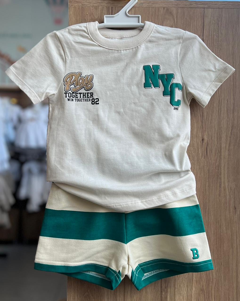 CONJUNTO CAMISETA MANGA CURTA PLAY TOGETHER NYC E BERMUDA LISTRADO MENINO BIMBI - BEGE/AZUL