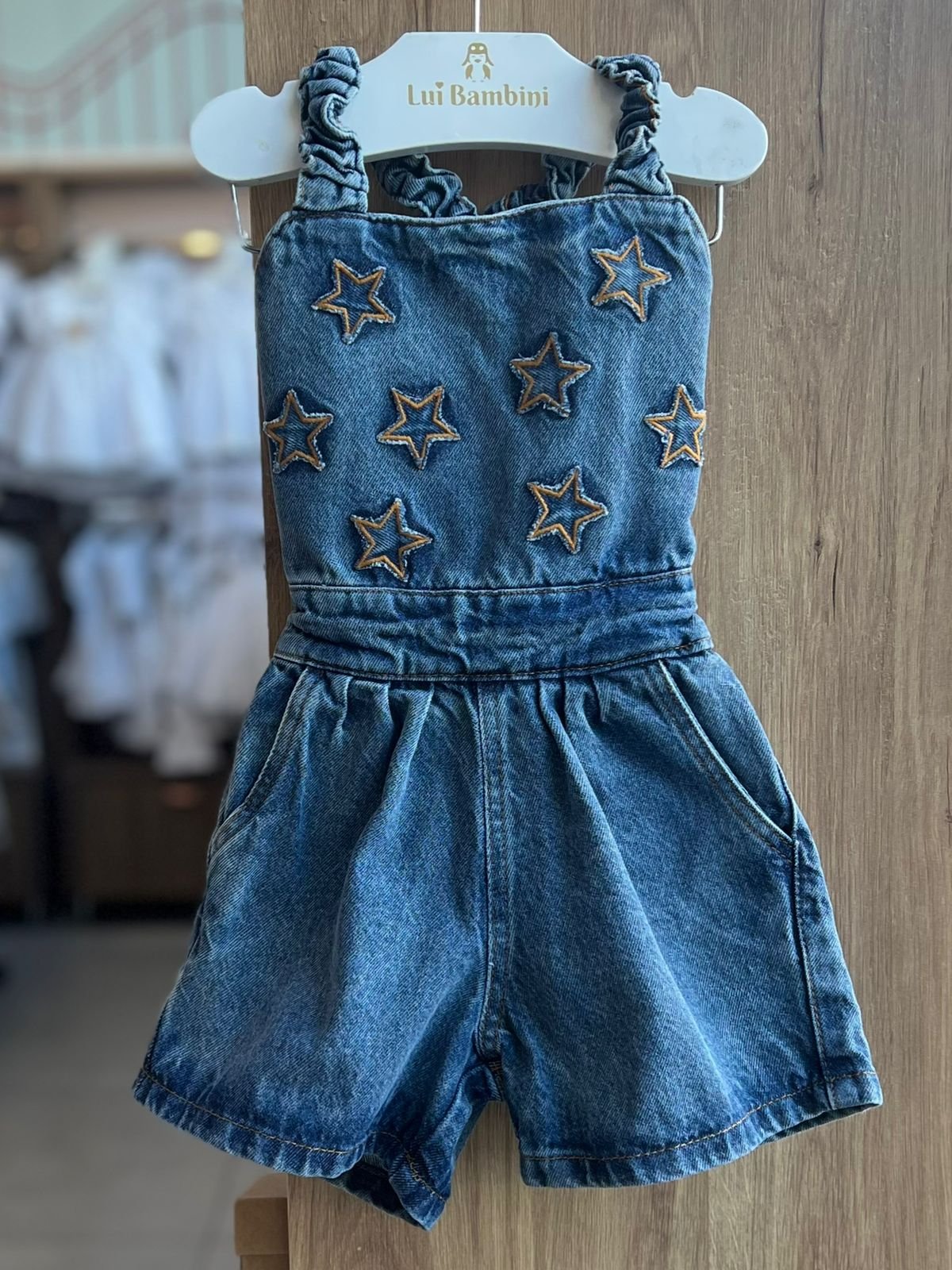 JARDINEIRA ALÇA ELÁSTICO ESTRELAS BORDADO BOLSO MENINA LUI BAMBINI - JEANS