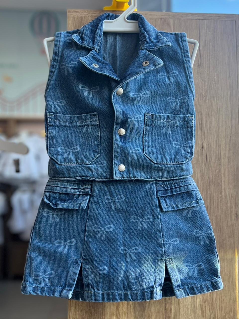 CONJUNTO JEANS COLETE REGATA LAÇOS BOLSO BOTÕES E SAIA MENINA LUII BAMBINI - JEANS