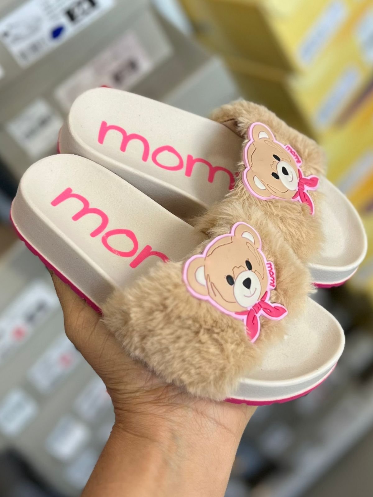 SANDÁLIA SLIDE JOSI PELUCIADO PELINHO URSO MENINA MOMI - BEGE