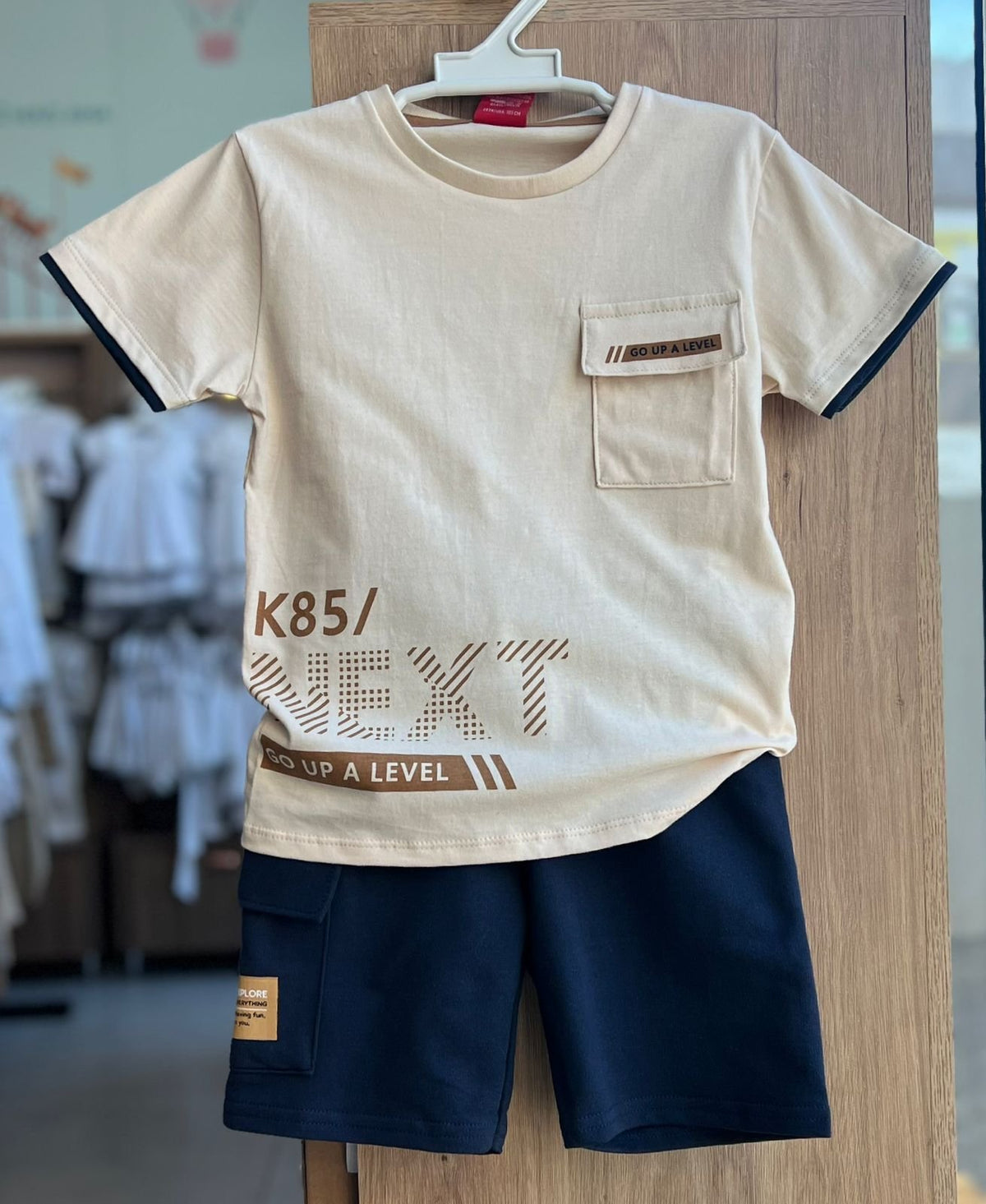 CONJUNTO CAMISETA MANGA CURTA GO UP BOLSO NEXT E BERMUDA MENINO KYLY - BEGE/MARINHO