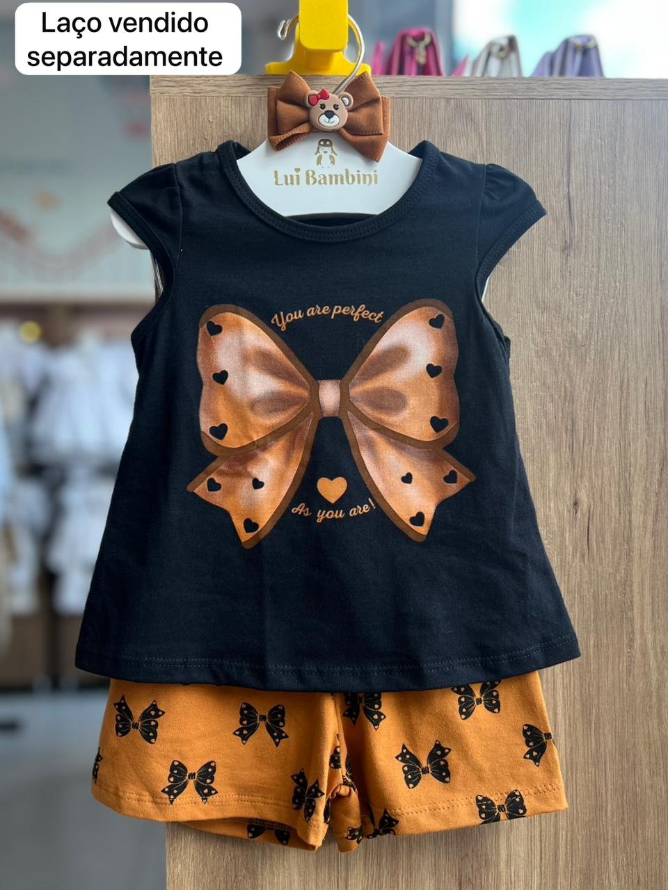 CONJUNTO BLUSA MANGA CURTA LAÇO CORAÇÃO E SHORT MENINA KYLY - PRETO/BEGE