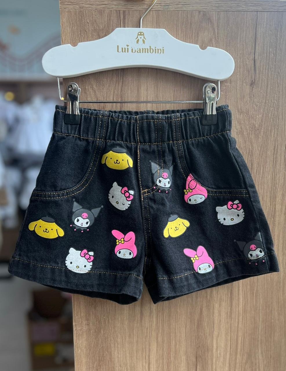 SHORT JEANS ELÁSTICO CÓS HELLO KITTY FRIENDS AMIGOS BOLSO FAKE MENINA MOMI - JEANS ESCURO