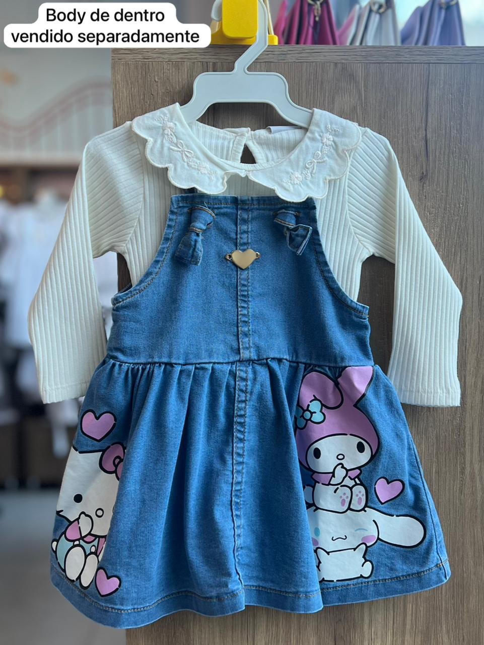 SALOPETE ALÇA HELLO KITTY FRIENDS PINGENTE CORAÇÃO MENINA MOMI - JEANS