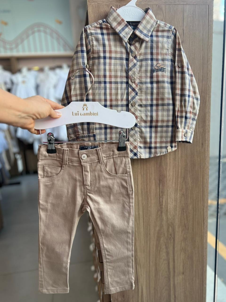 CONJUNTO CAMISA MANGA LONGA XADREZ BOTÕES MINIMALISTA CHAPÉU E CALÇA SARJA MENINO ANJOS BABY - BEGE