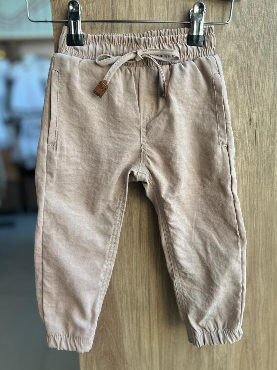 CALÇA JOGGER MICROFIBRA CADARÇO ELÁSTICO CÓS BOLSO MENINO ANJOS BABY - BEGE