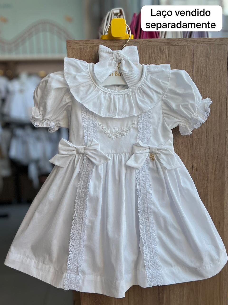 VESTIDO BATIZADO MANGA CURTA GOLA BABADOR RENDA LAÇO DUPLO BORDADO FLORES PÉROLAS MENINA LUI BAMBINI - BRANCO