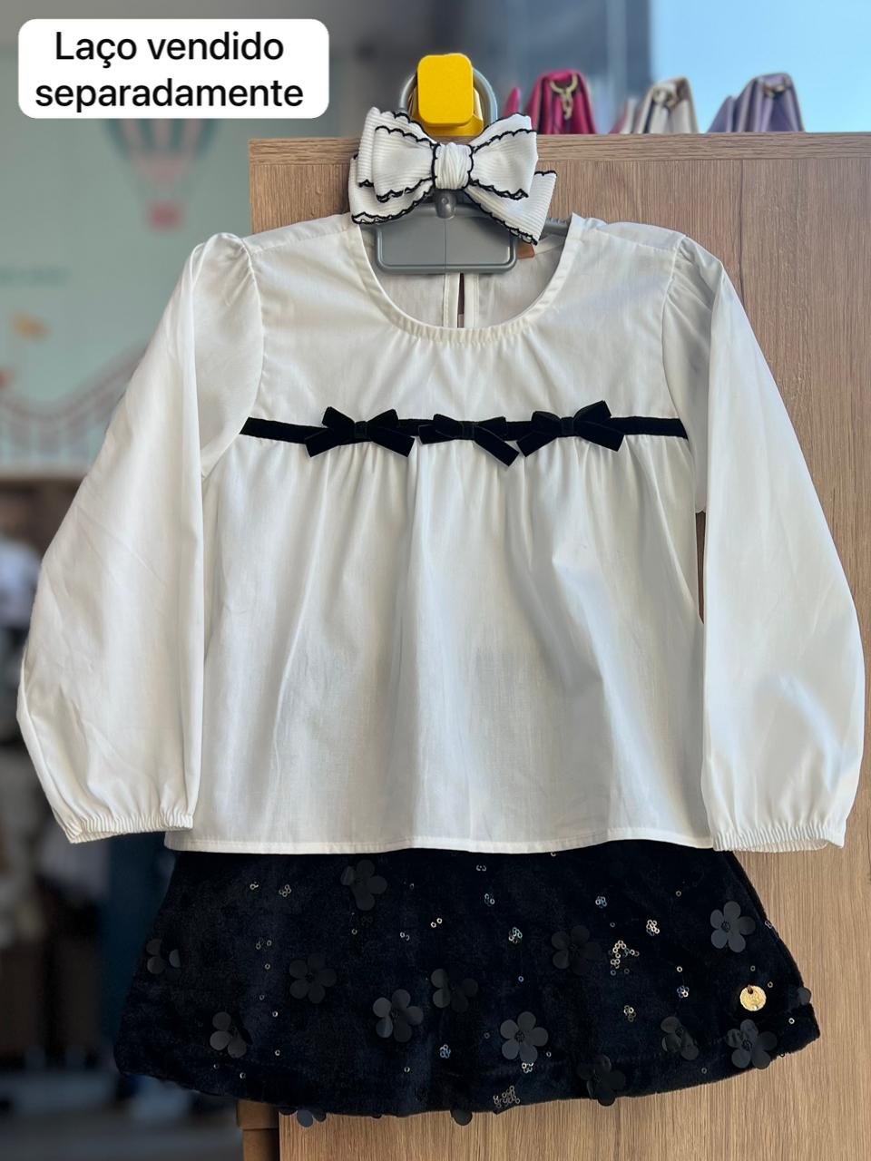CONJUNTO BLUSA MANGA LONGA LAÇOS TRIPLO E SAIA FLORES AVELUDADO MENINA UP BABY - OFF/PRETO