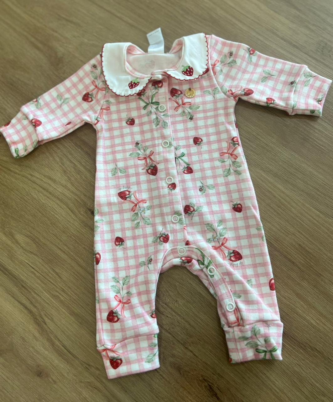 MACACÃO MACAQUINHO MANGA LONGA XADREZ MORANGO BOTÕES MENINA UP BABY - ROSA