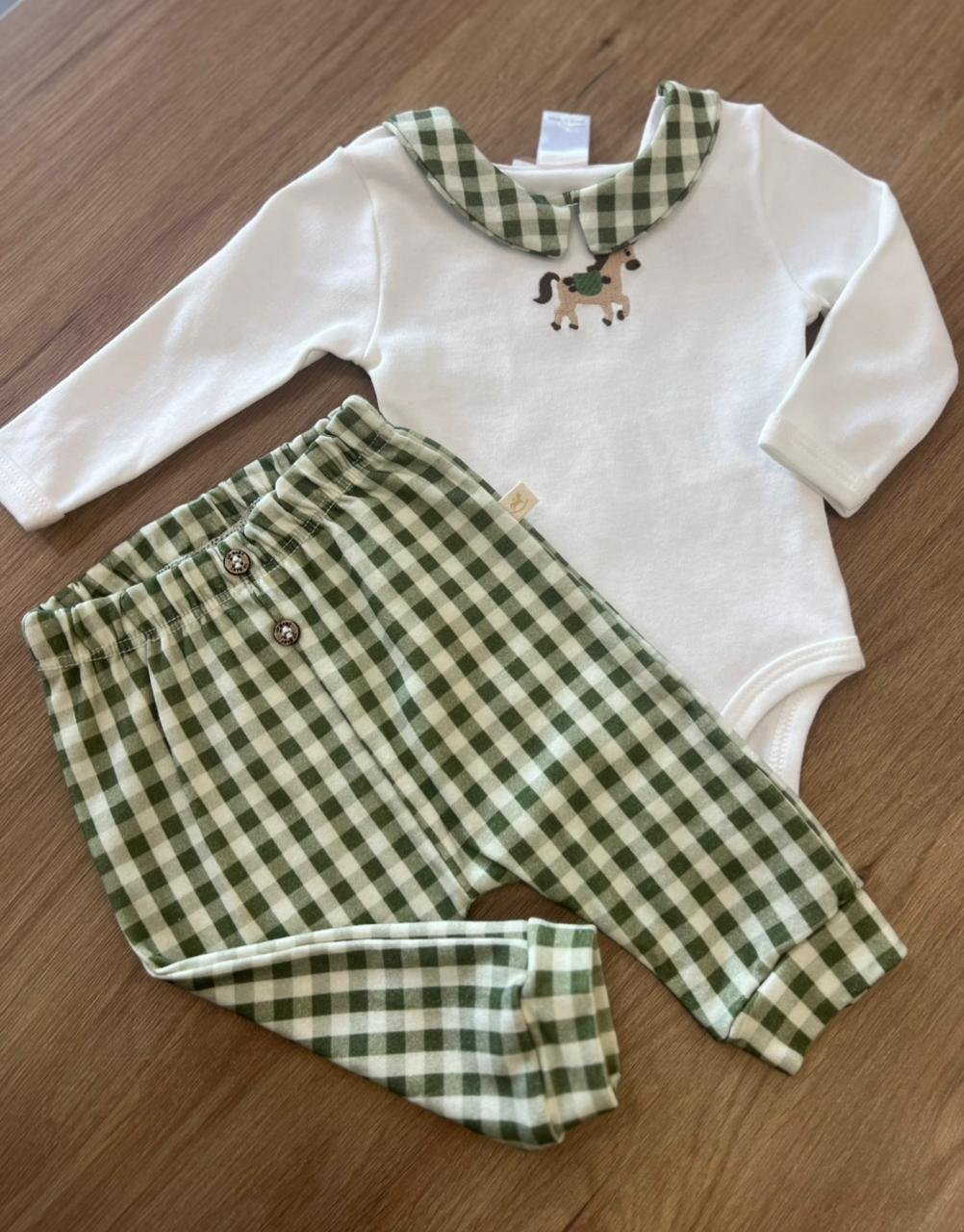 CONJUNTO BODY MANGA LONGA CAVALO BORDADO XADREZ E CALÇA MENINO UP BABY - OFF/VERDE