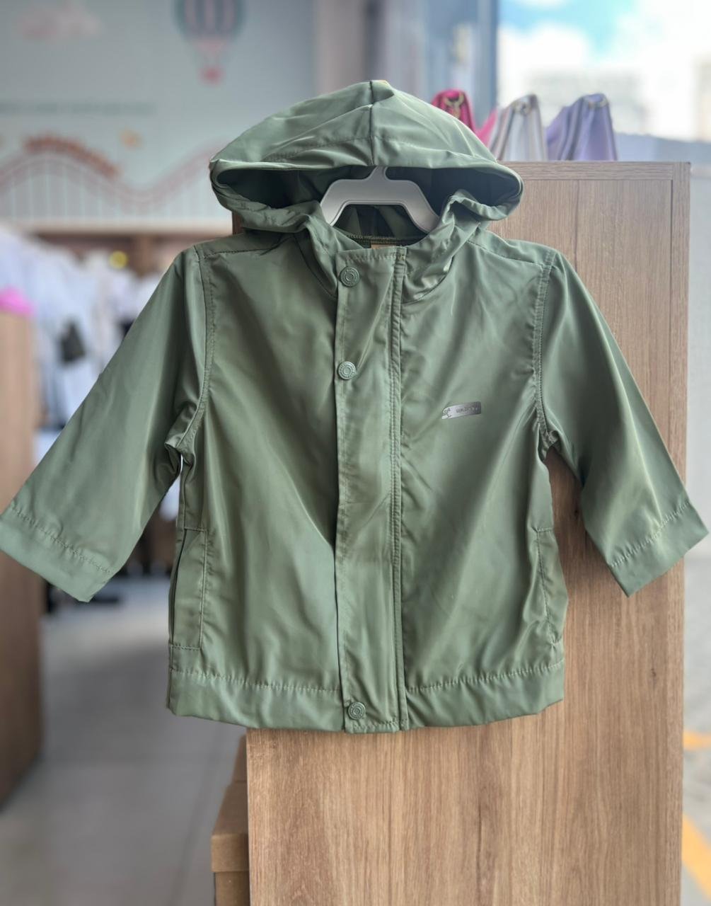 JAQUETA MANGA LONGA PARKA CORTA VENTO IMPERMEAVEL BOTÕES ZÍPER CAPUZ MENINO UP BABY - VERDE MUSGO