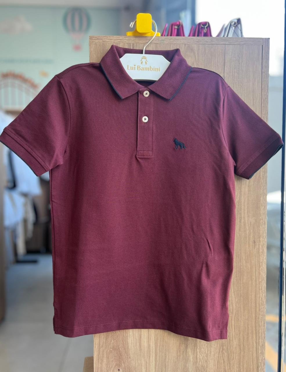 CAMISETA MANGA CURTA GOLA POLO LOBO MINIMALISTA BORDADO MENINO ACOSTAMENTO - VINHO