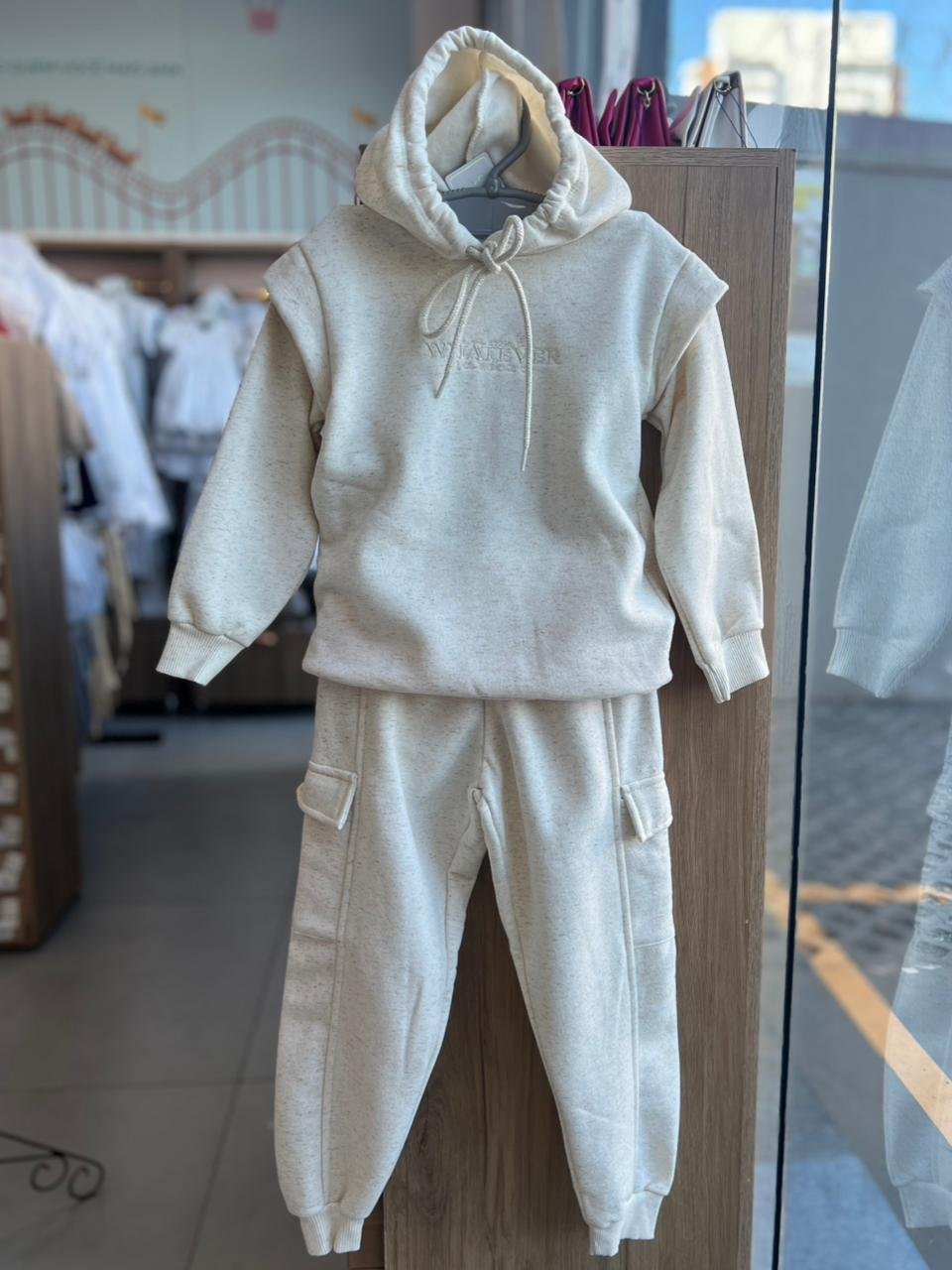 CONJUNTO MOLETOM BLUSÃO MANGA LONGA CAPUZ BORDADO E CALÇA MENINA ANGERÔ - OFF
