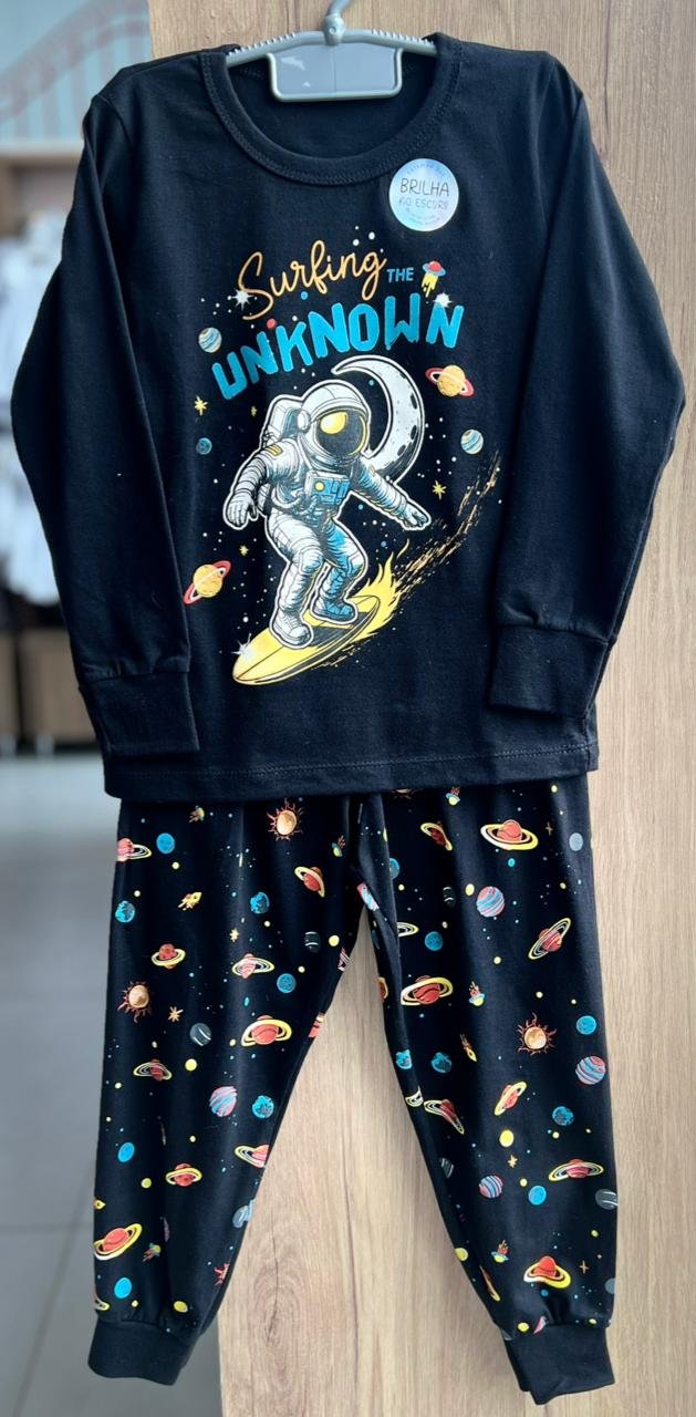 CONJUNTO PIJAMA CAMISETA MANGA LONGA ASTRONAUTA SURFISTA LUA E CALÇA MENINO ANGERÔ - PRETO