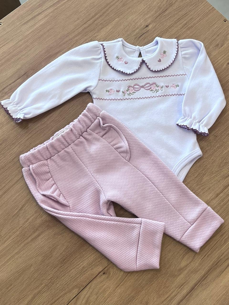 CONJUNTO BODY MANGA LONGA BORDADO LAÇO FLORES E CALÇA MENINA ANGERÔ - BRANCO/LILÁS