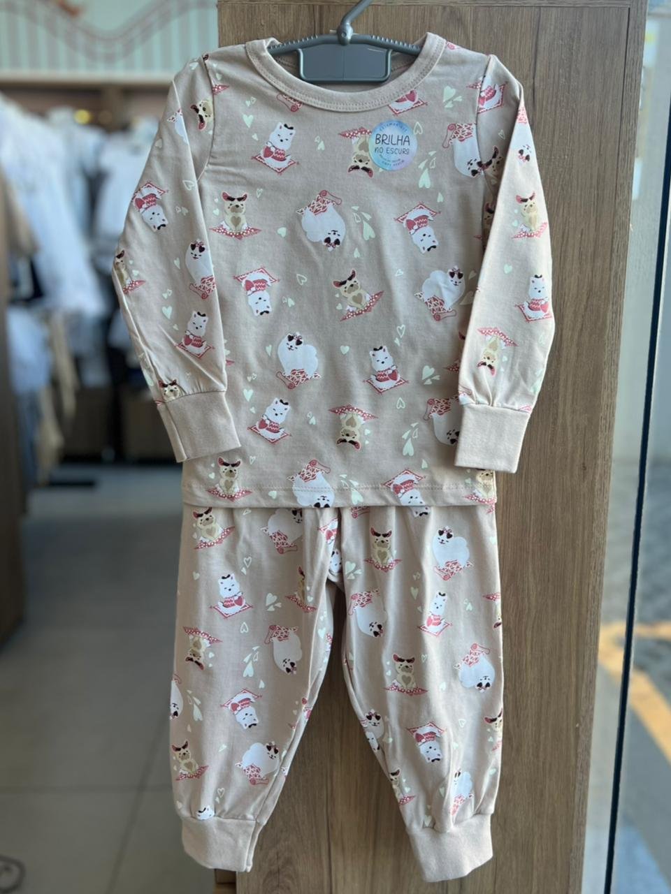 CONJUNTO PIJAMA BLUSA MANGA LONGA BICHINHOS E CALÇA BRILHA NO ESCURO MENINA ANGERÔ - BEGE