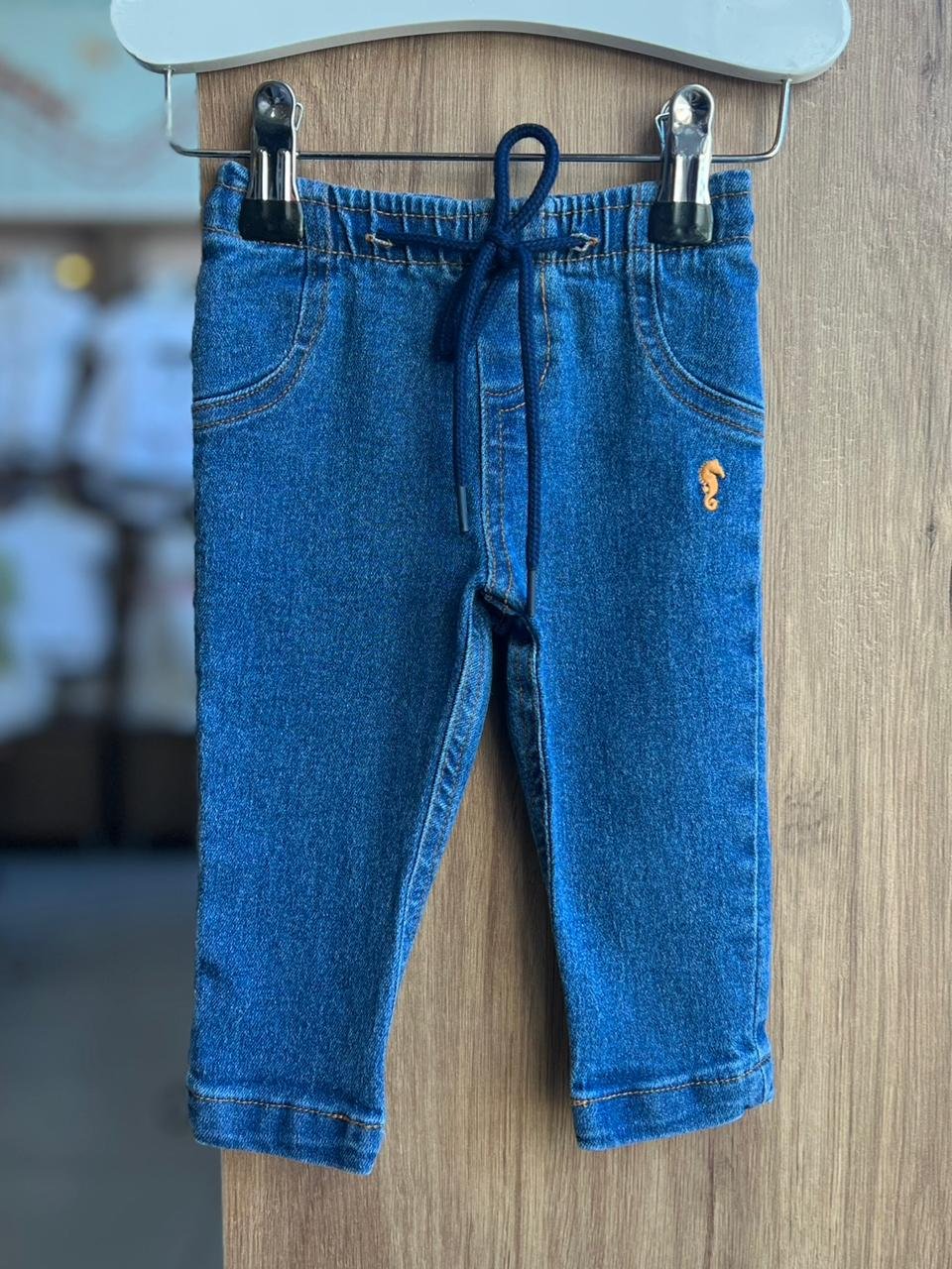 CALÇA JEANS ELÁSTICO CÓS CORDÃO MINIMALISTA CAVALO MARINHO MENINO ONDA MARINHA - JEANS