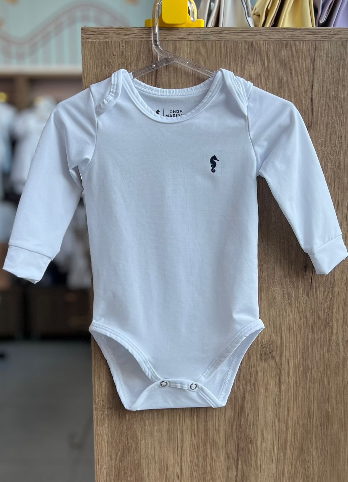 BODY MANGA LONGA TÉRMICO BOTÕES MINIMAMLISTA CAVALO MARINHO MENINO ONDA MARINHA - BRANCO