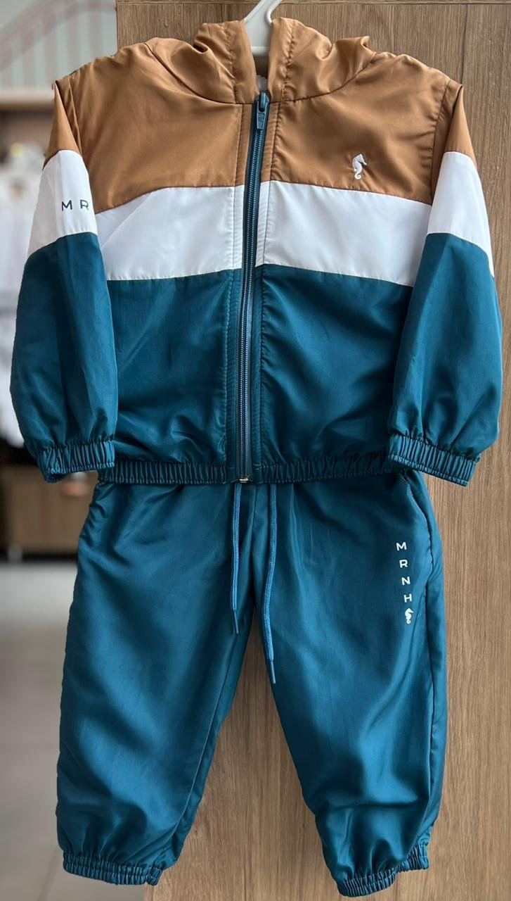 CONJUNTO JAQUETA MANGA LONGA CORTA VENTO ZÍPER LISTRAS MINIMALISTA CAVALO MARINHO E CALÇA MENINO ONDA MARINHA - BEGE/VERDE