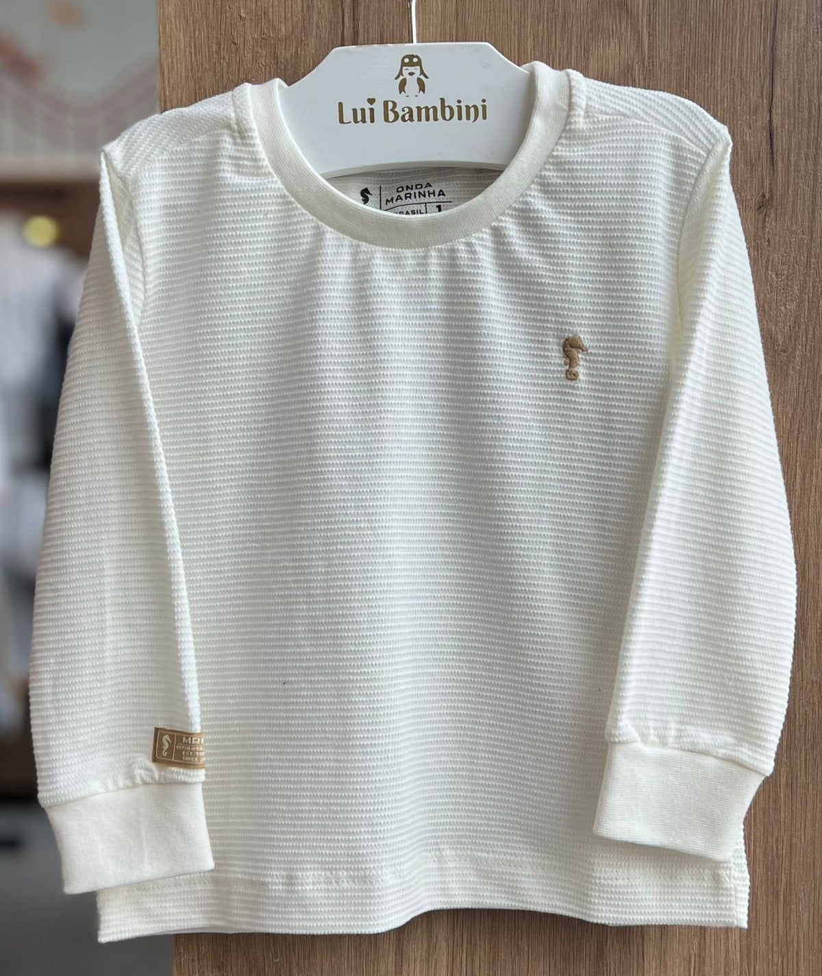 CAMISETA MANGA LONGA RELEVO BORDADO MINIMALISTA CAVALO MARINHO MENINO ONDA MARINHA - CREME