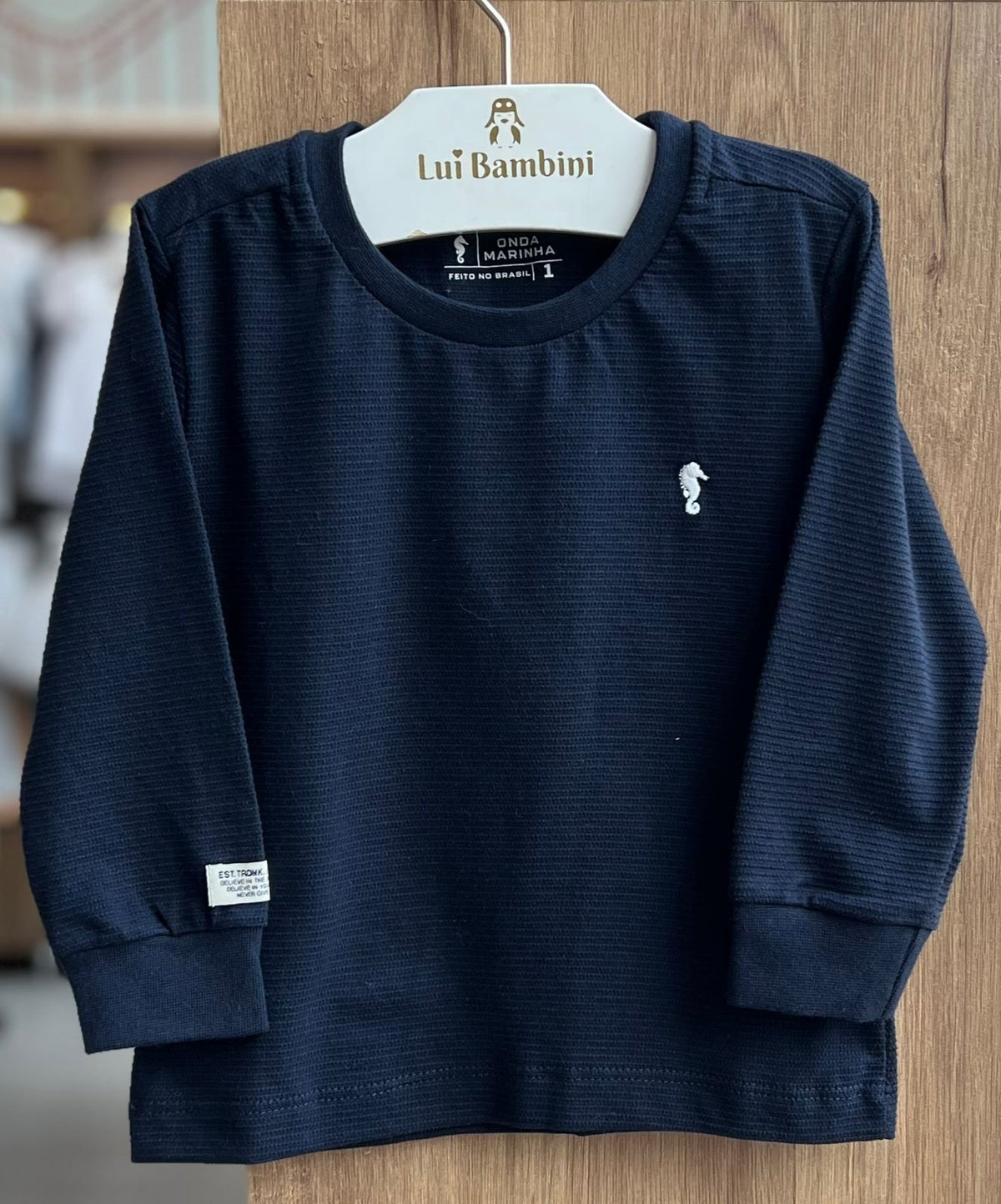CAMISETA MANGA LONGA RELEVO BORDADO MINIMALISTA CAVALO MARINHO MENINO ONDA MARINHA - MARINHO