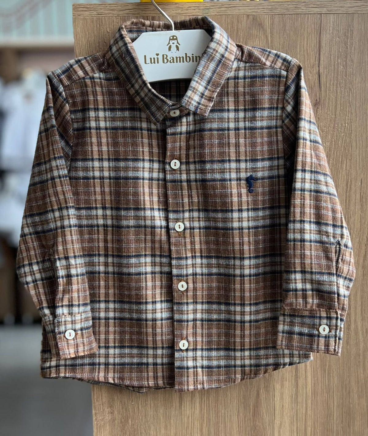 CAMISA MANGA LONGA FLANELADA XADREZ FESTA JUNINA BOTÕES MINIMALISTA BORDADO CAVALO MENINO ONDA MARINHA - CARAMELO