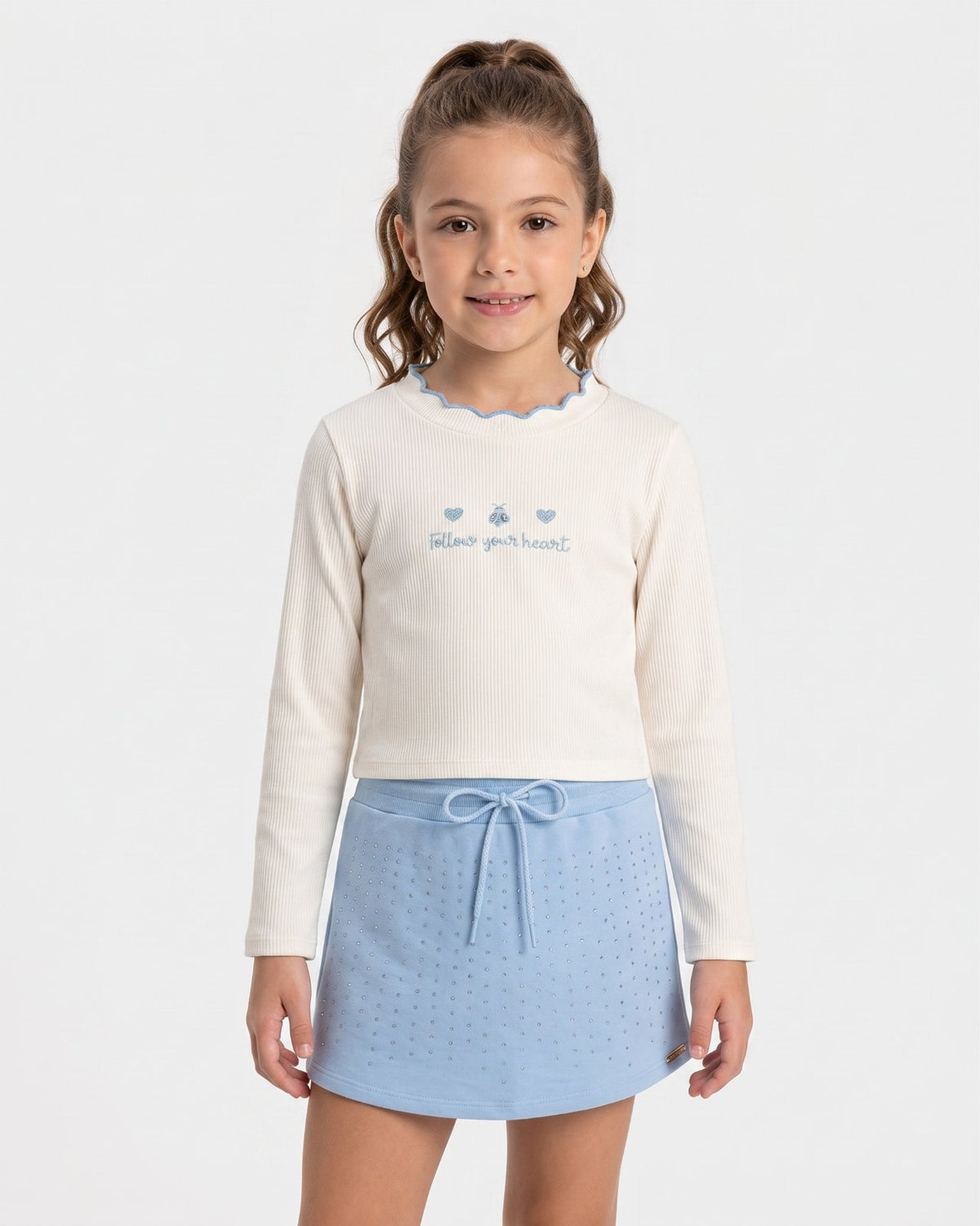 CONJUNTO BLUSA MANGA LONGA RIBANA CANELADO BORDADO JOANINHA E SHORT SAIA MENINA SOMNII - CREME/AZUL