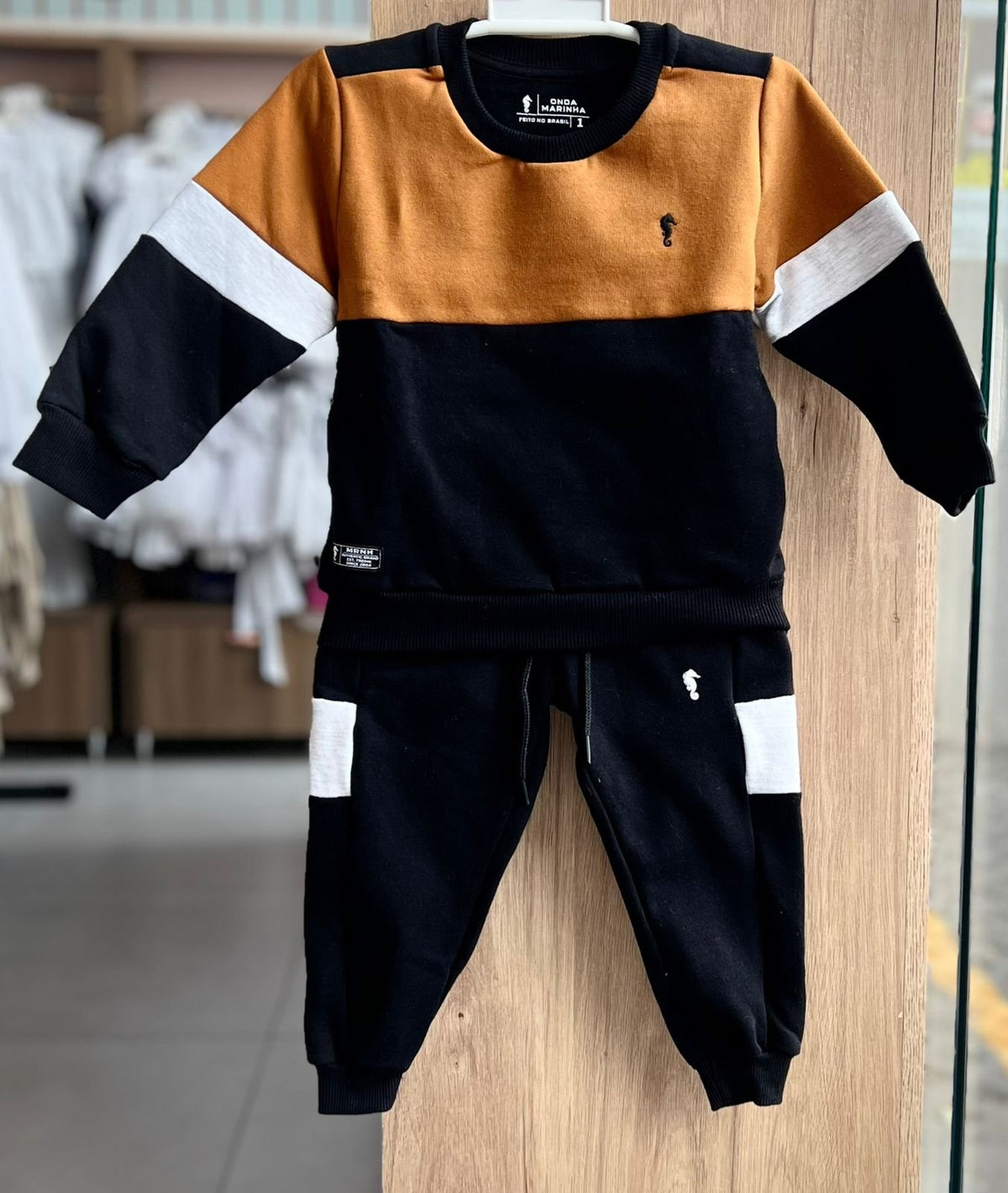 CONJUNTO BLUSÃO MANGA LONGA MOLETOM FELPADO BORDADO MINIMALISTA CAVALO MARINHO E CALÇA MENINO ONDA MARINHA - PRETO