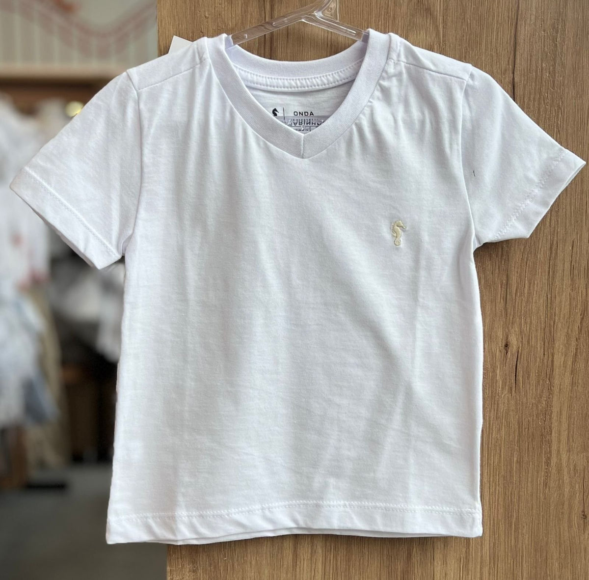 CAMISETA MANGA CURTA BÁSICA LISA MEIA MALHA BORDADO MINIMALISTA CAVALO MARINHO MENINO ONDA MARINHA - BRANCO