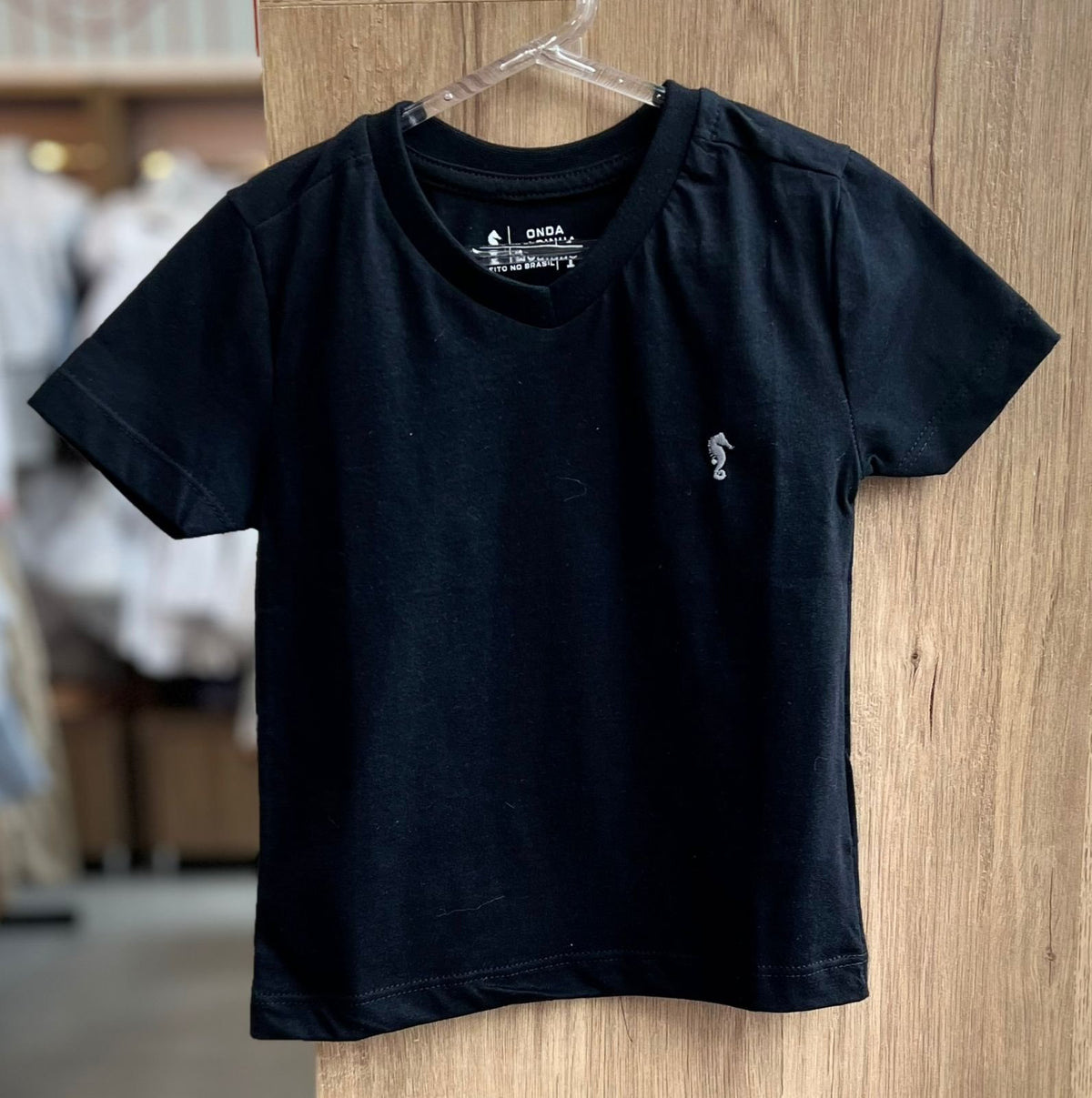 CAMISETA MANGA CURTA BÁSICA LISA MEIA MALHA BORDADO MINIMALISTA CAVALO MARINHO MENINO ONDA MARINHA - PRETO