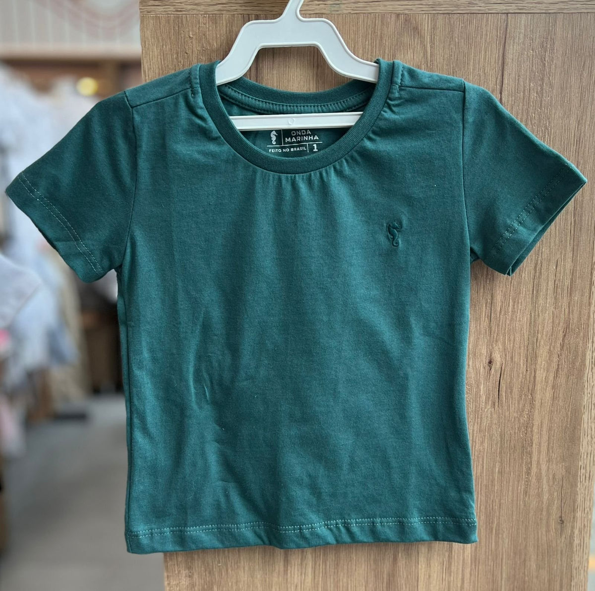 CAMISETA MANGA CURTA BÁSICA LISA MEIA MALHA BORDADO MINIMALISTA CAVALO MARINHO MENINO ONDA MARINHA - VERDE