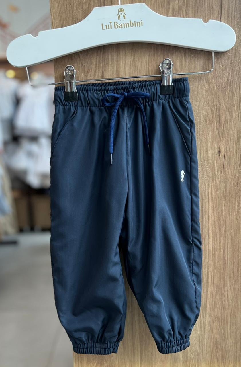 CALÇA NYLON BÁSICA LISA MINIMALISTA CAVALO MARINHO BOLSO CORDÃO ELÁSTICO CÓS MENINO ONDA MARINHA - MARINHO