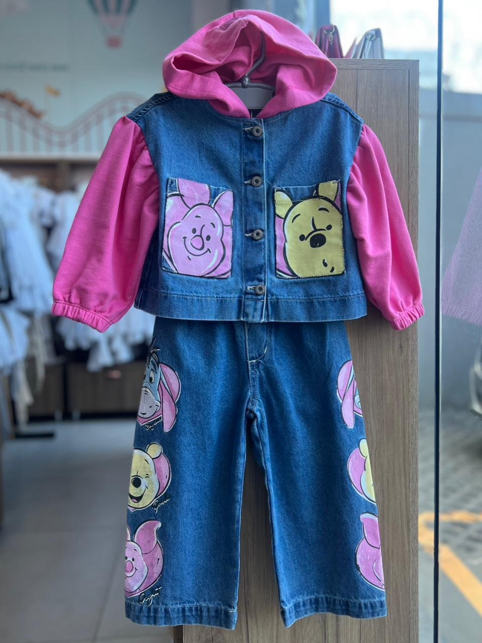 CONJUNTO JAQUETA MANGA LONGA CAPUZ LEITÃO FRIENDS URSINHO POOH E CALÇA JEANS ESTAMPADO MENINA ANIMÊ - JEANS/ROSA