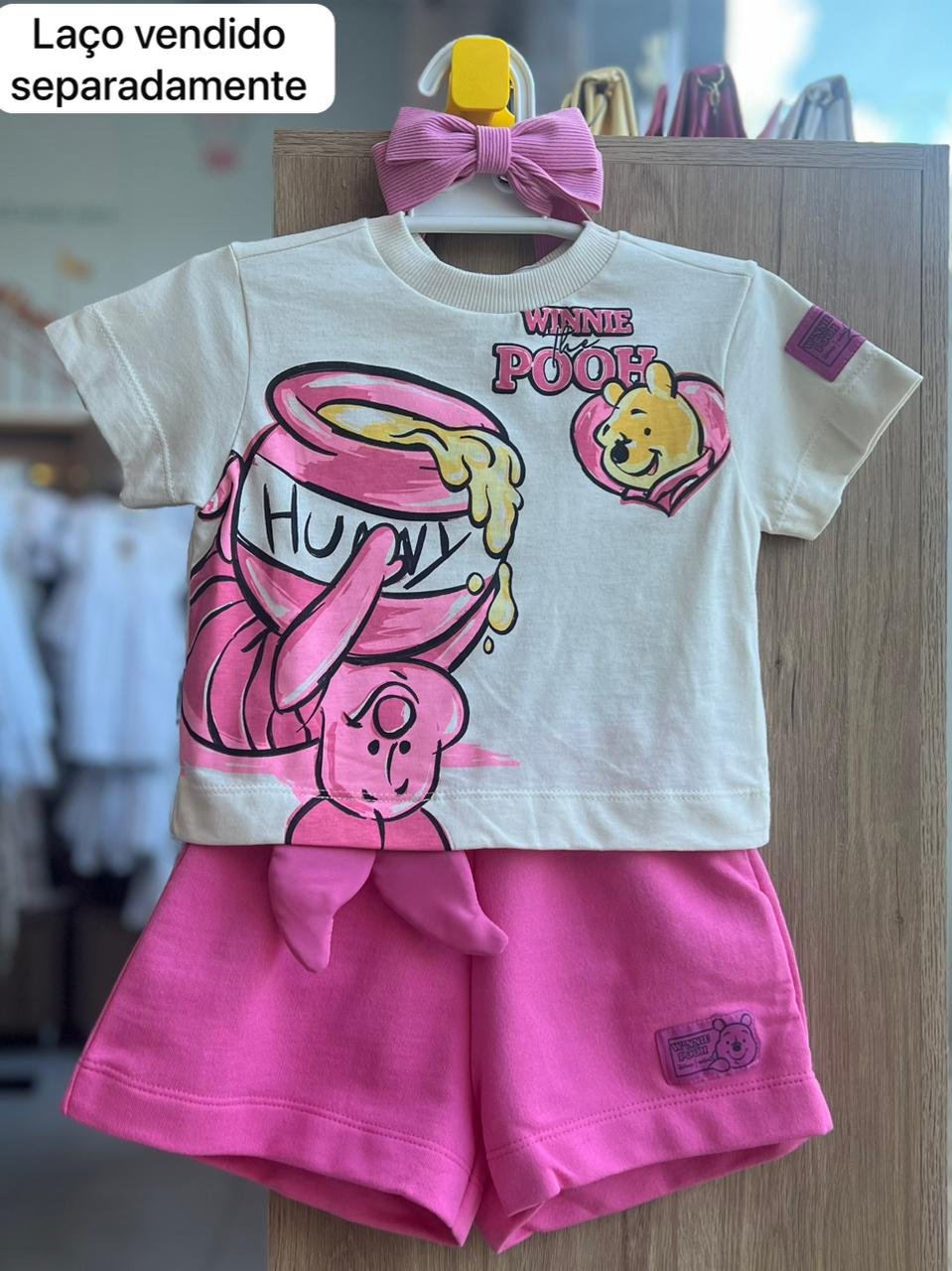 CONJUNTO BLUSA MANGA CURTA URSINHO POOH LEITÃO POTE DE MEL E SHORT MENINA ANIMÊ - BEGE/ROSA
