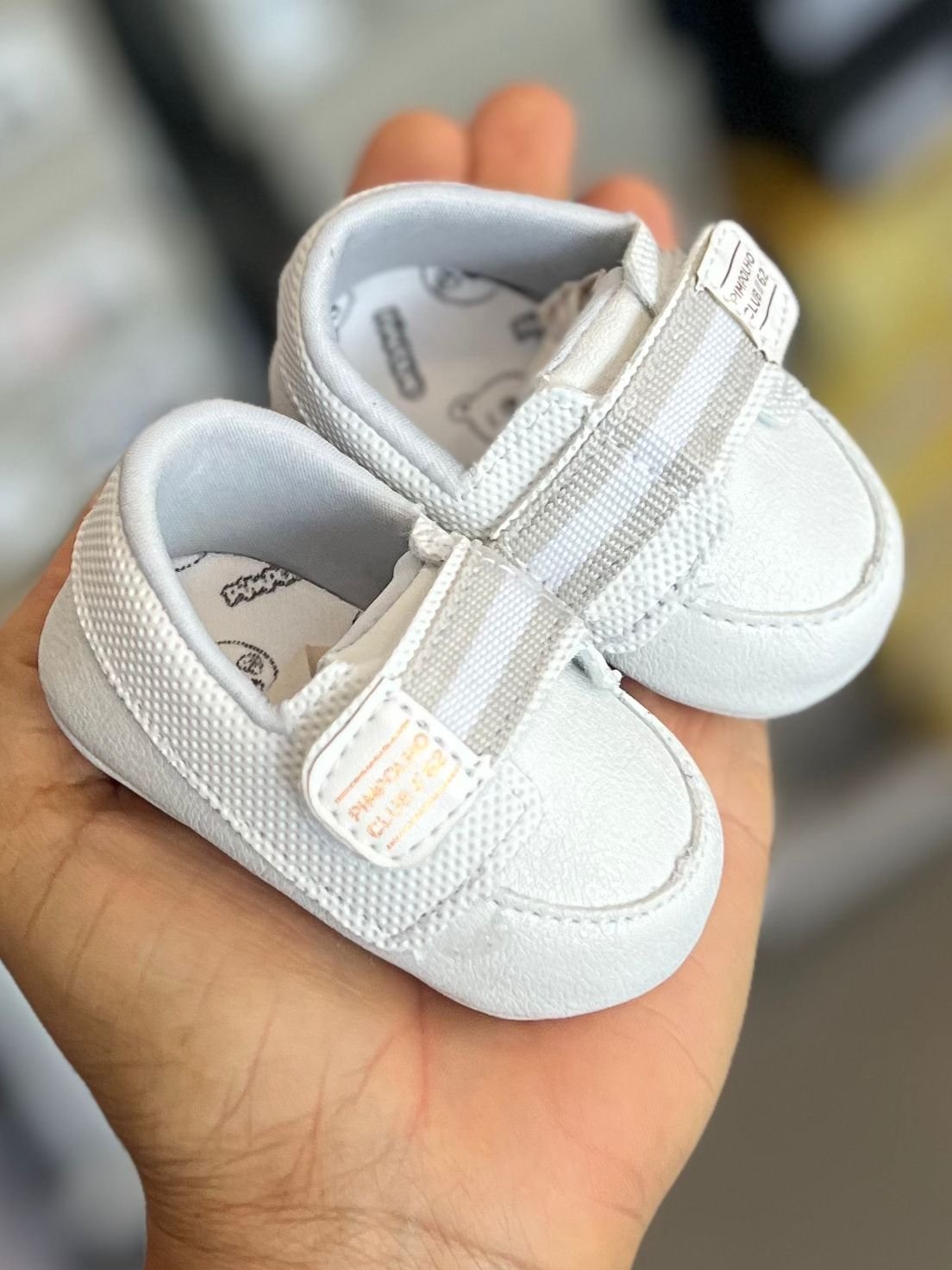 SAPATO MOCASSIM BATIZADO FECHO VELCRO FUROS MENINO PIMPOLHO - BRANCO